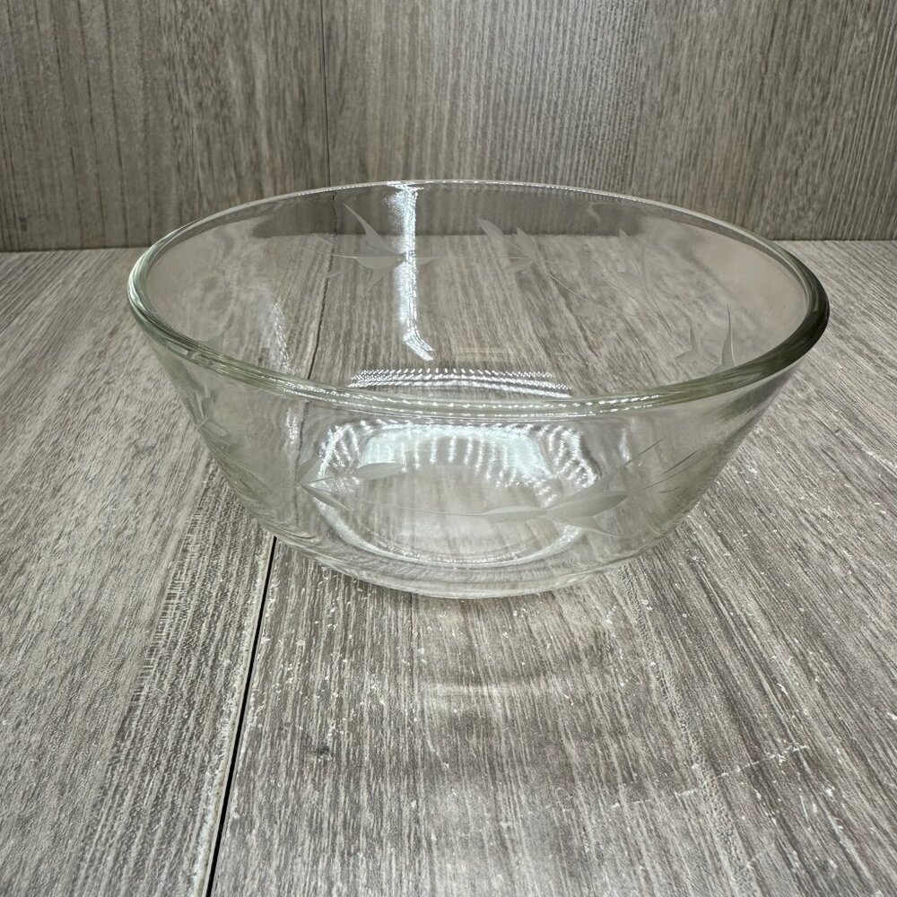 Vintage Clear Glass Bowl & Plate Set with Etched Leaf Vine Elegant Design - Picture 4 of 10